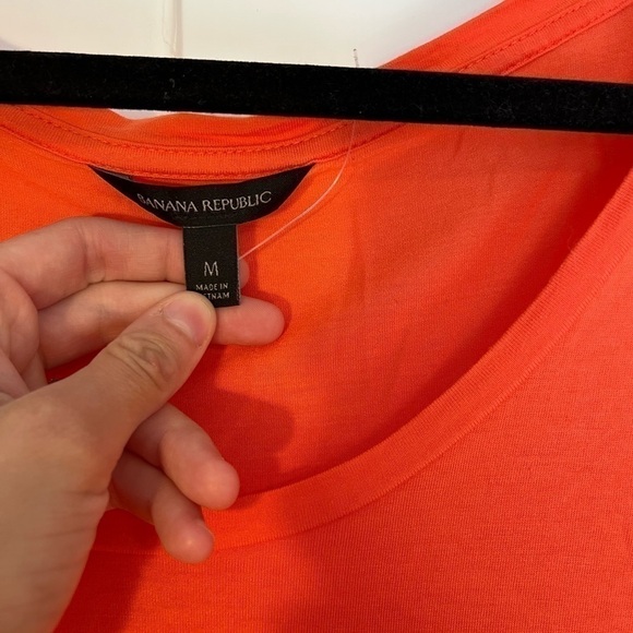 NWOT Banana Republic Basic Pocket T-shirt Scoop Neck Size Medium - Picture 2 of 4